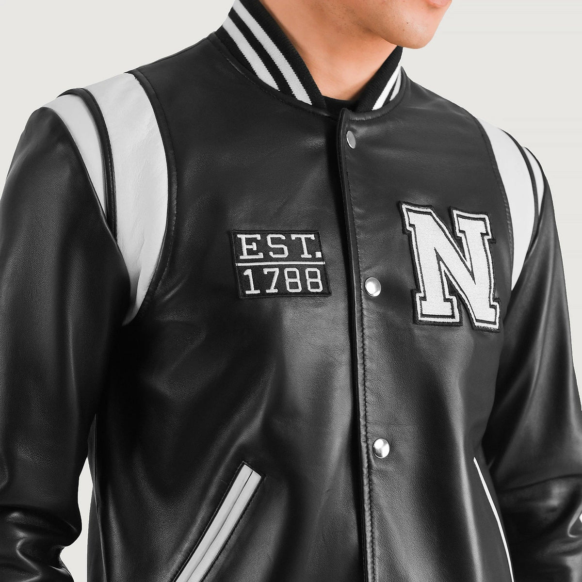 
Крупний план деталей of Varsity & Snap Button Hardware on Liberte New York Чорний Leather Varsity Шкіряна куртка для Чоловіків