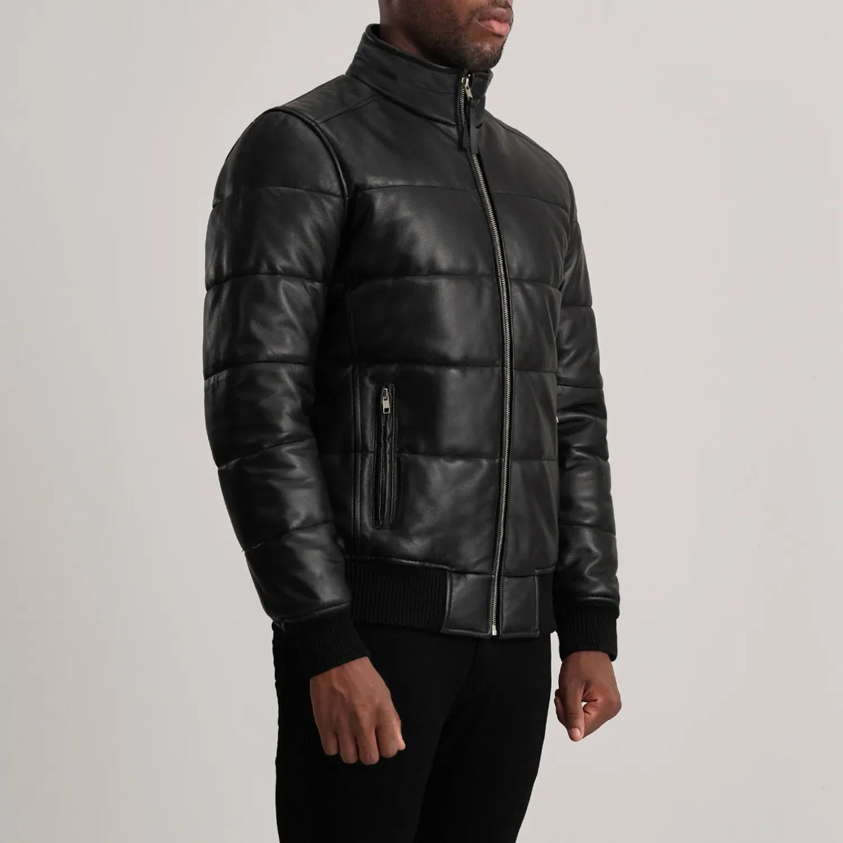 
Blue Sheepskin Leather Bomber Jacket - Вигляд ззаду з ідеальною посадкою по плечах та рівним подолом