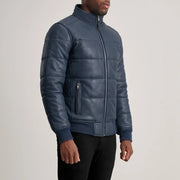 
Як виглядає на людині:  Lucas Blue Leather Puffer Bomber Jacket на моделі — природне спадання при денному світлі