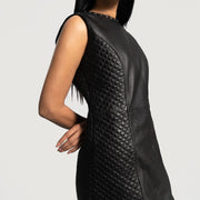 
Крупний план деталей of Classic Collar & Zipper on back Hardware on Luxe Чорний Leather Dress для Жінок