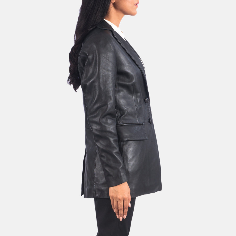 
Як виглядає на людині:  Marilyn Tan Brown Leather Blazer на моделі — природне спадання при денному світлі