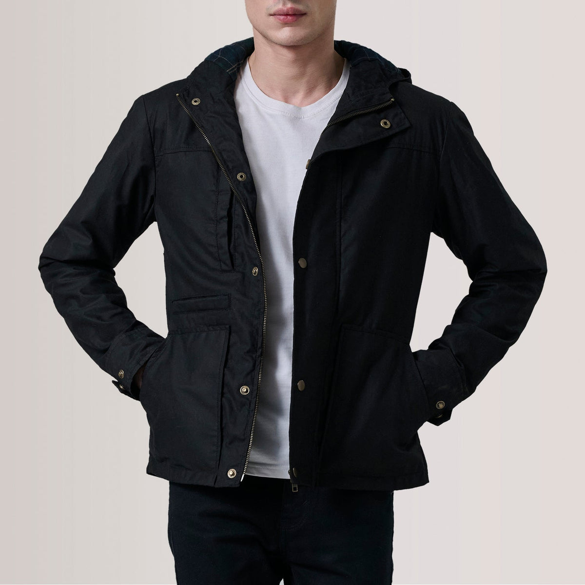 
Marlo Чорний Canvas Hooded Work Шкіряна куртка для Чоловіків For Men in Black Waxed Cotton Canvas - Вигляд спереду та приталений силует | Купити в офіційному онлайн-магазині