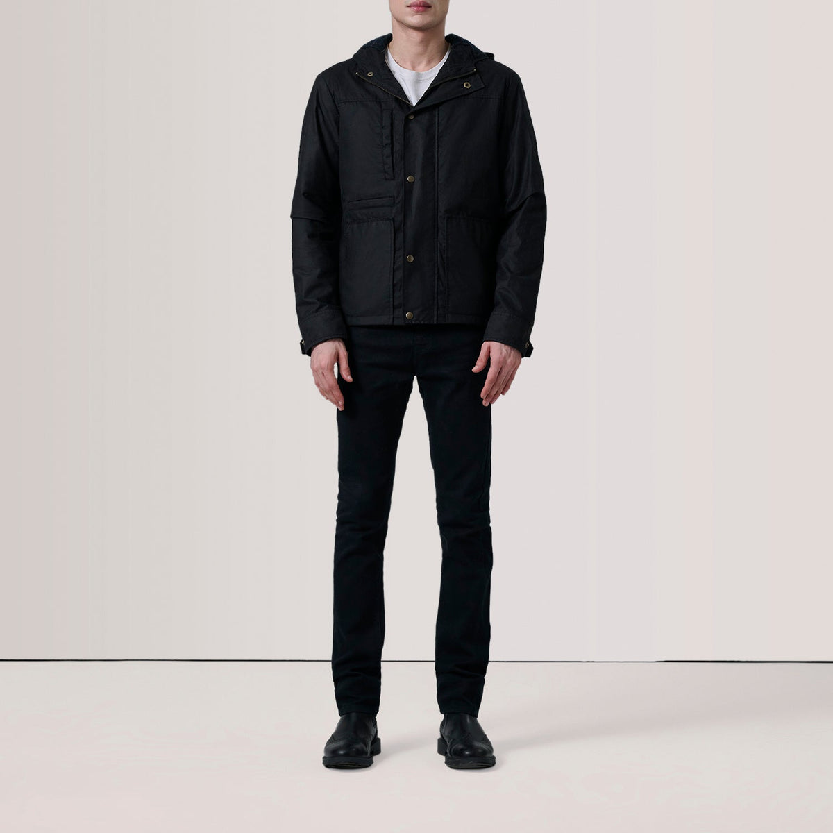 
Black Waxed Cotton Canvas Hooded Jacket - Вигляд ззаду з ідеальною посадкою по плечах та рівним подолом