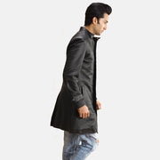 
Black Sheepskin leather Coat - Вигляд ззаду з ідеальною посадкою по плечах та рівним подолом