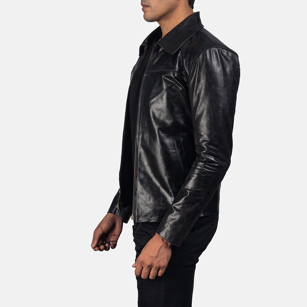 
Mystical Black Leather Jacket - Вигляд збоку з ергономічним кроєм рукава