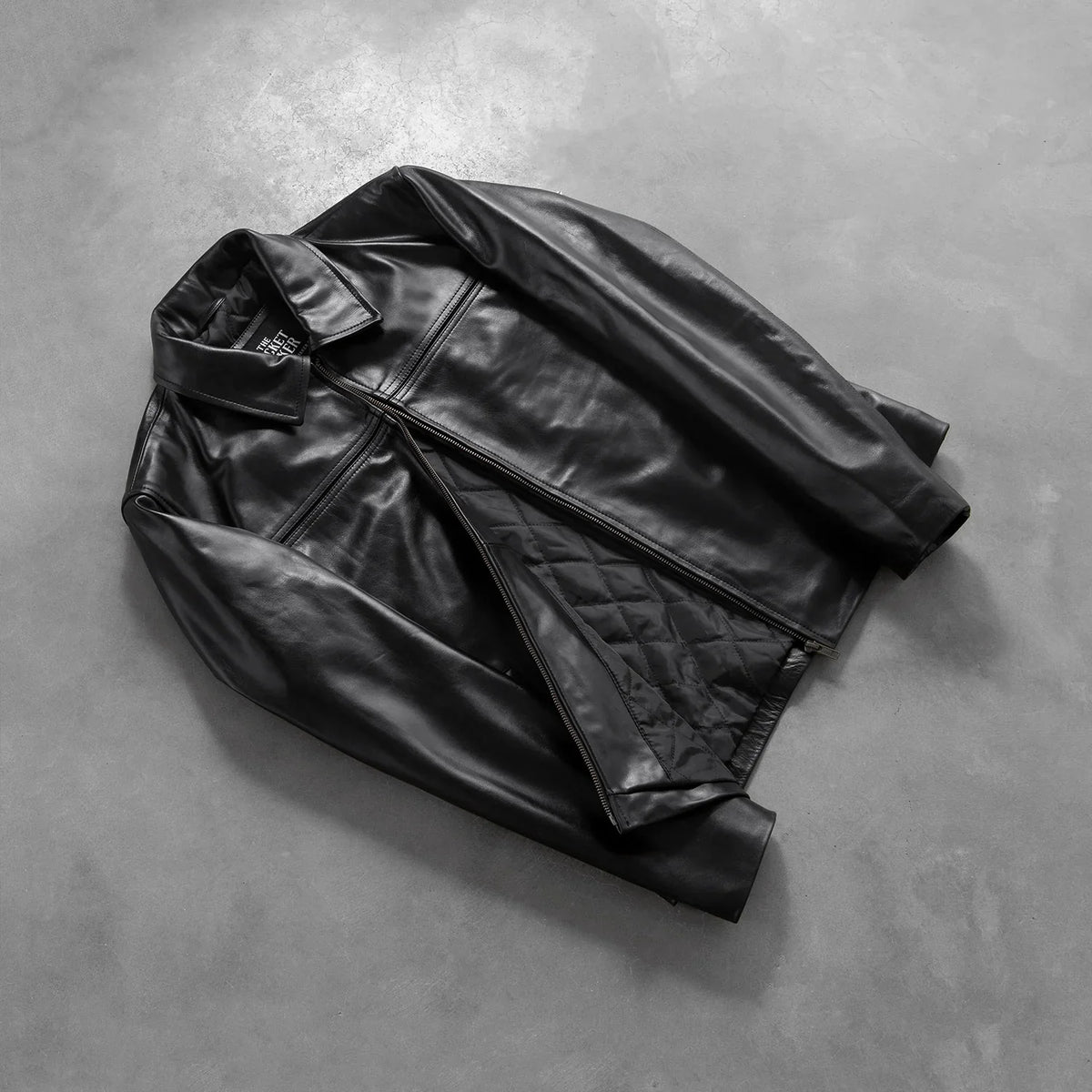 
Як виглядає на людині:  Mystical Black Leather Jacket на моделі — природне спадання при денному світлі