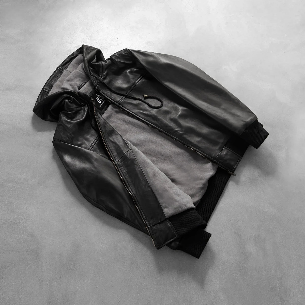 
Як виглядає на людині:  Nintenzo Black Hooded Leather Jacket на моделі — природне спадання при денному світлі