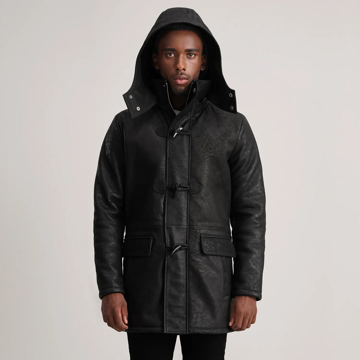 
Крупний план деталей of Band collar & Zipper with Toggle button Hardware on Nolan Black Snuffed Leather Duffle Coat