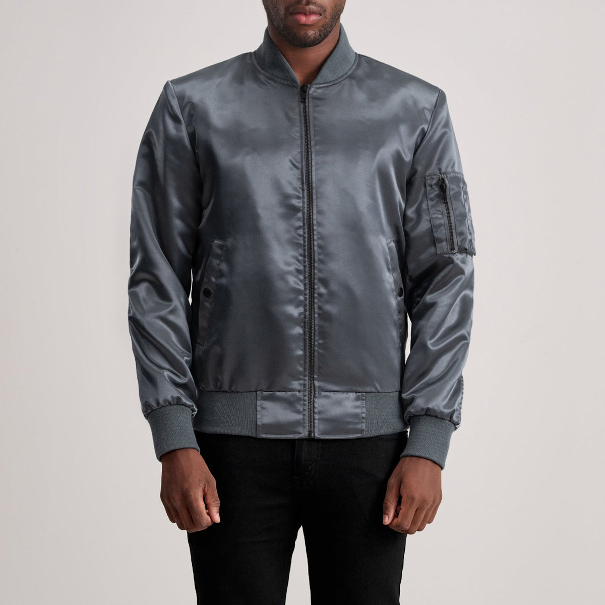 
Quinton MA-1 Grey Шкіряний бомбер для Чоловіків in Grey Satin - Вигляд спереду та приталений силует | Купити в офіційному онлайн-магазині