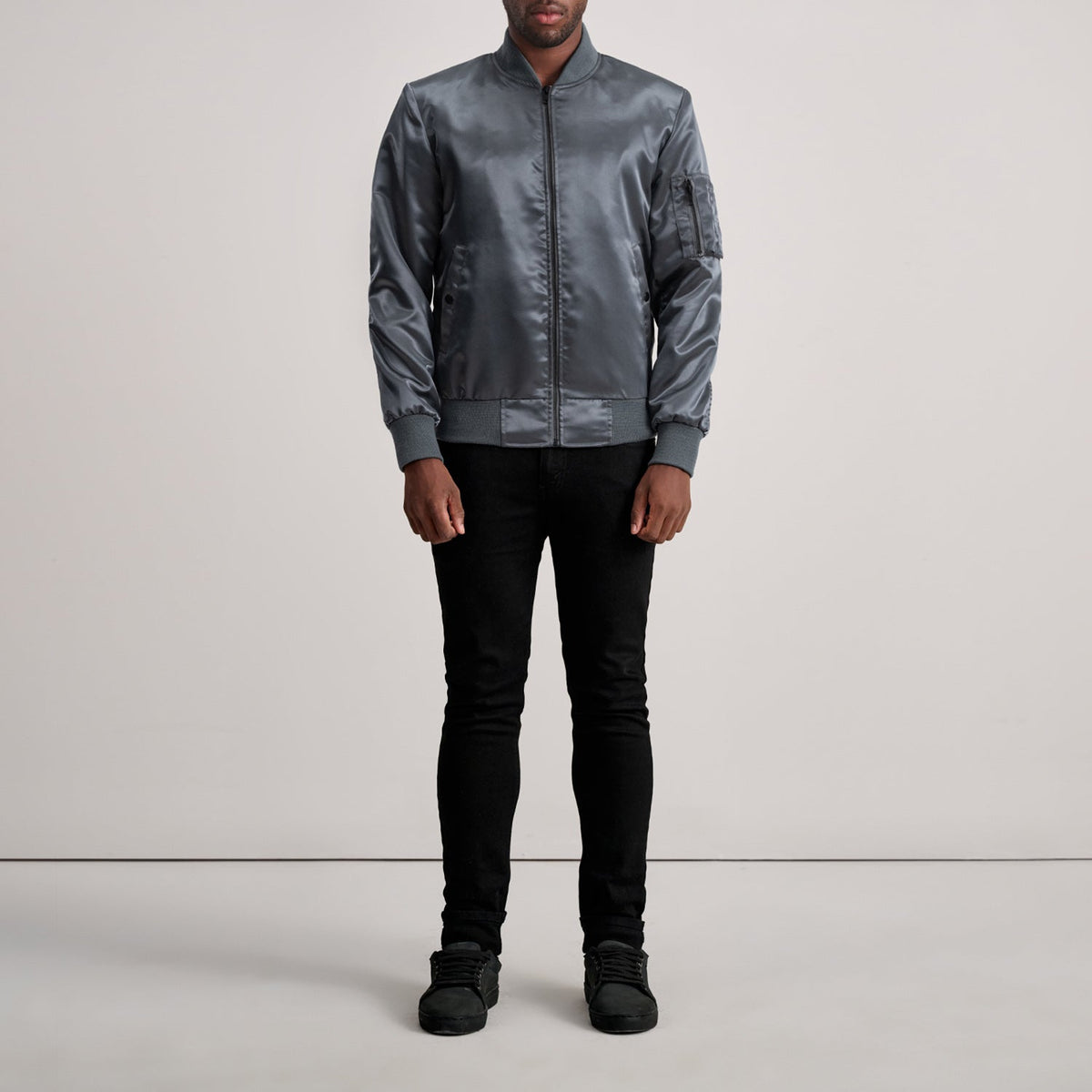 
Крупний план деталей of Varsity & Zipper Hardware on Quinton MA-1 Grey Шкіряний бомбер для Чоловіків