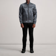 
Крупний план деталей of Varsity & Zipper Hardware on Quinton MA-1 Grey Шкіряний бомбер для Чоловіків