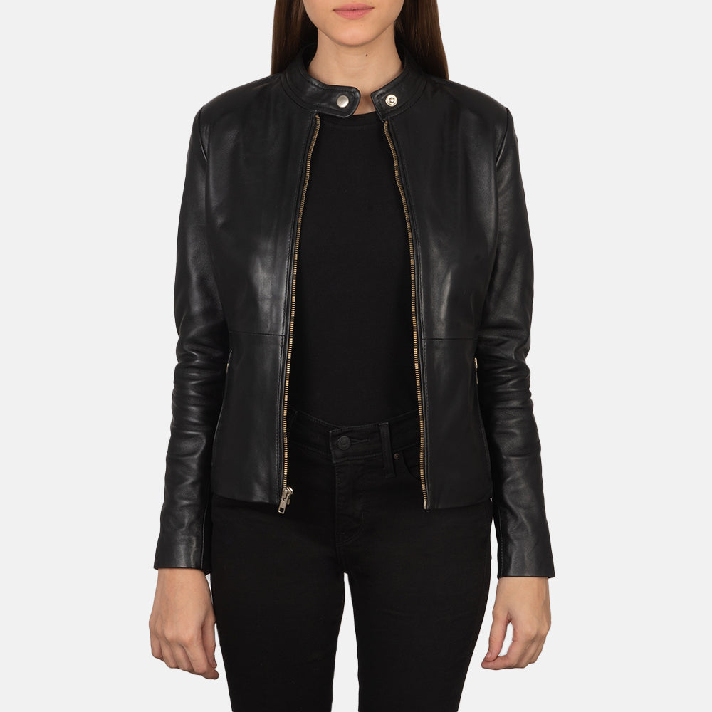 
Як виглядає на людині:  Rave Brown Leather Biker Jacket на моделі — природне спадання при денному світлі