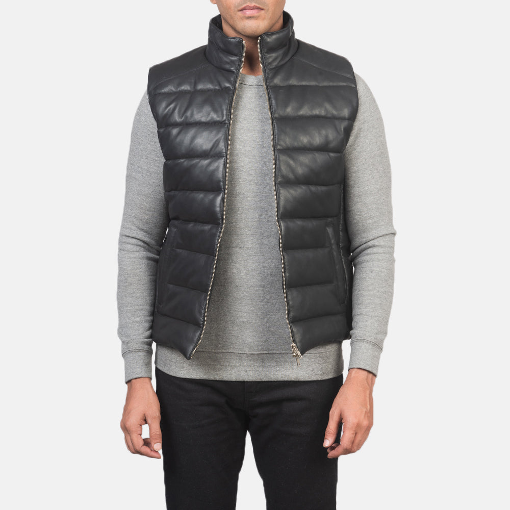 
Reeves Чорний Leather Утеплена жилетка для Чоловіків in Black Sheepskin Leather - Вигляд спереду та приталений силует | Купити в офіційному онлайн-магазині