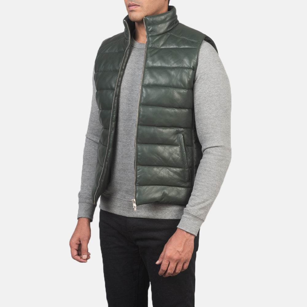 
Green Sheepskin leather Vest - Вигляд ззаду з ідеальною посадкою по плечах та рівним подолом