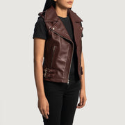 
Rhonda Бордовий Leather Biker Vest для Жінок - Вигляд збоку з ергономічним кроєм рукава