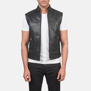 
Roland Чорний Leather Biker Vest для Чоловіків in Black Cowhide &Amp; Sheepskin Leather - Вигляд спереду та приталений силует | Купити в офіційному онлайн-магазині