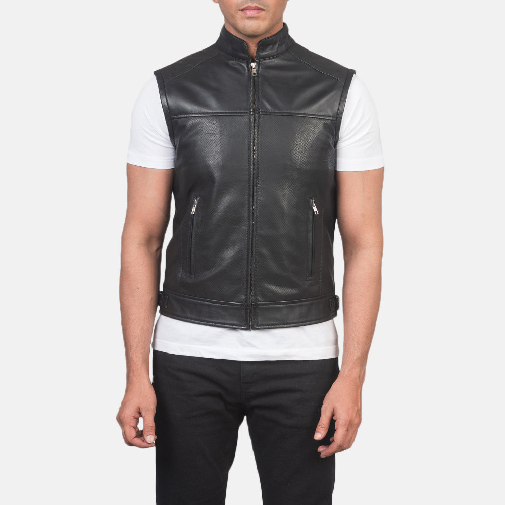 
Крупний план деталей of Band & Zipper Hardware on Roland Чорний Leather Biker Vest для Чоловіків