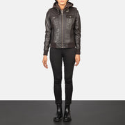 
Roslyn Hooded Шкіряний бомбер для Жінок - Вигляд збоку з ергономічним кроєм рукава