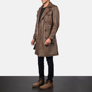 
Mocha Brown Calfskin Leather Trench Coat - Вигляд ззаду з ідеальною посадкою по плечах та рівним подолом