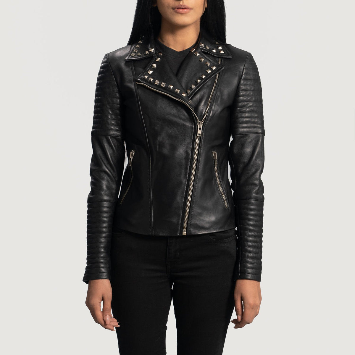 
Sally Mae з заклепками Чорний Шкіряна косуха для Жінок in Black Sheepskin Leather - Вигляд спереду та приталений силует | Купити в офіційному онлайн-магазині