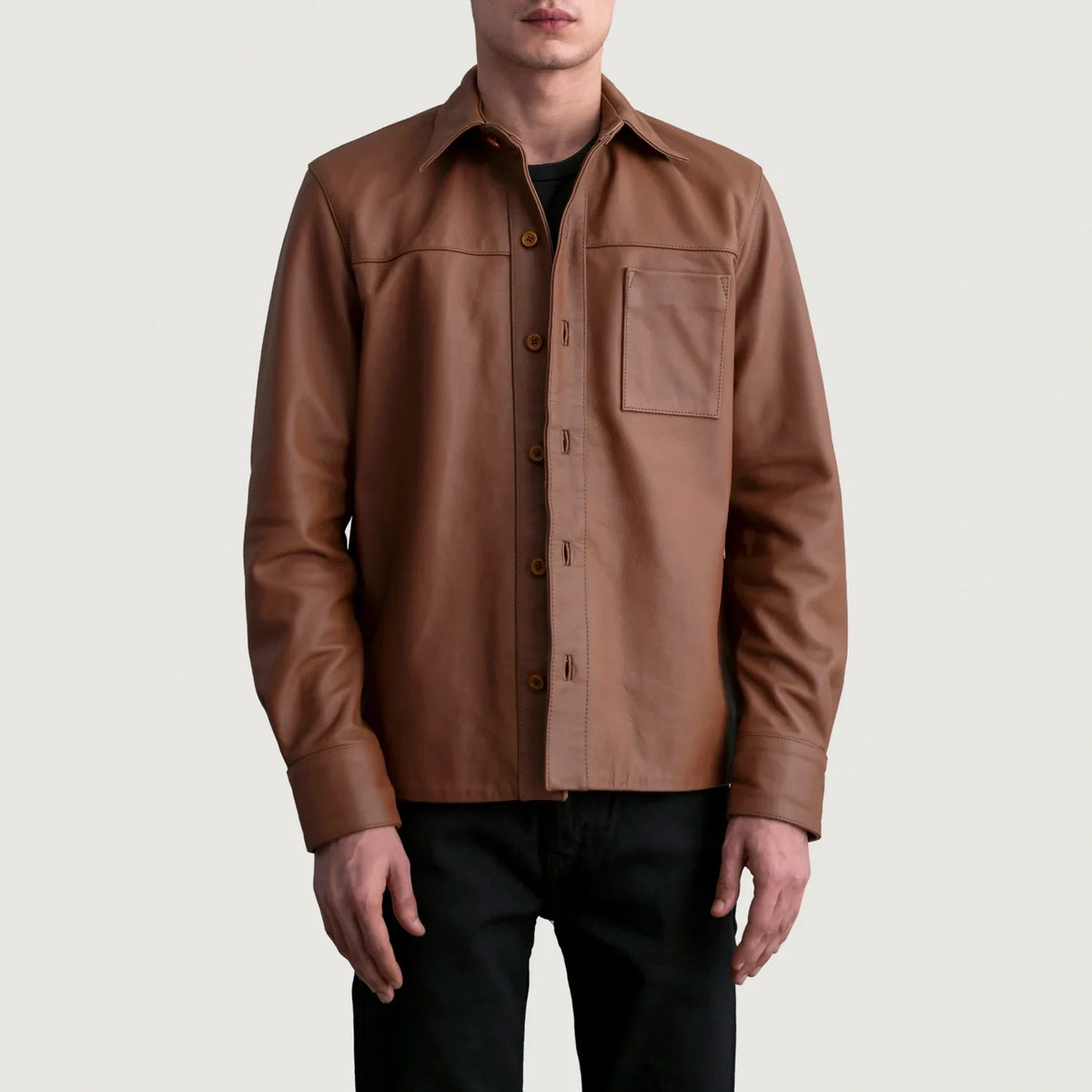 
Scout Matte Коричневий Leather Shirt для Чоловіків in Matte Brown Cowhide Leather - Вигляд спереду та приталений силует | Купити в офіційному онлайн-магазині