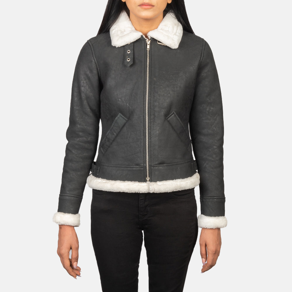 
Як виглядає на людині:  Sherilyn B-3 Distressed Black Leather Bomber Jacket на моделі — природне спадання при денному світлі