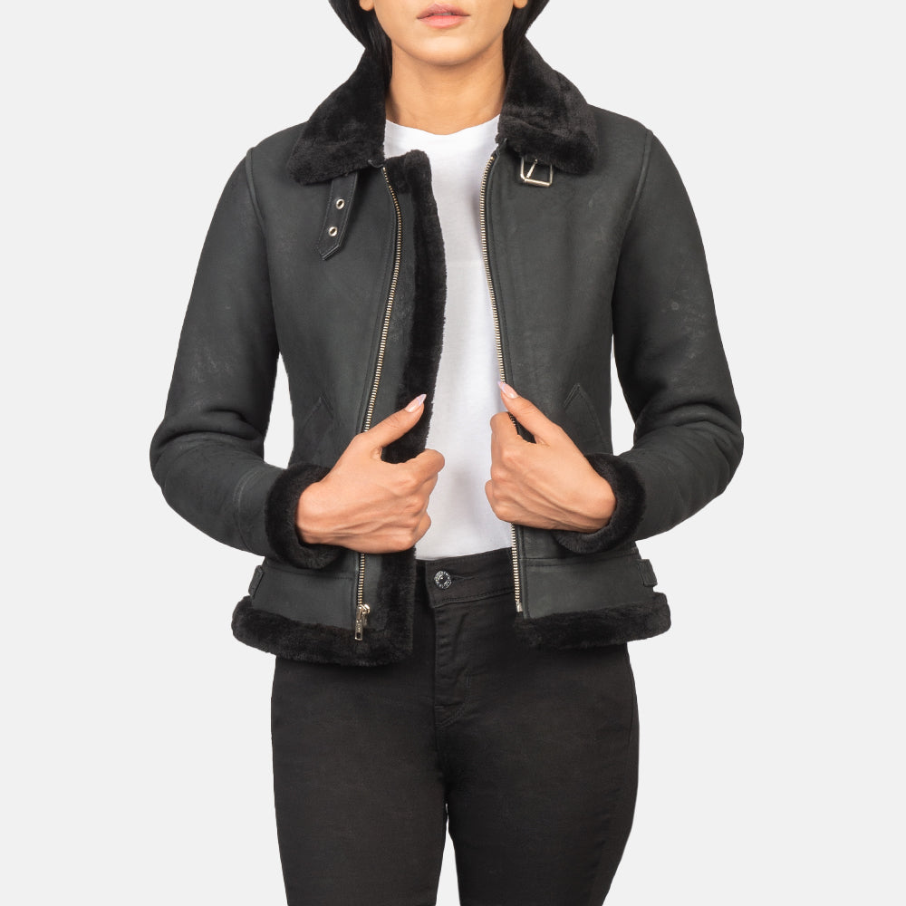 
Sherilyn B-3 Distressed Black Leather Bomber Jacket in Distressed Black Sheepskin Snuffed - Вигляд спереду та приталений силует | Купити в офіційному онлайн-магазині