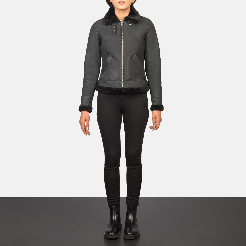 
Sherilyn B-3 Distressed Black Leather Bomber Jacket - Вигляд збоку з ергономічним кроєм рукава