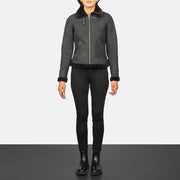 
Sherilyn B-3 Distressed Black Leather Bomber Jacket - Вигляд збоку з ергономічним кроєм рукава