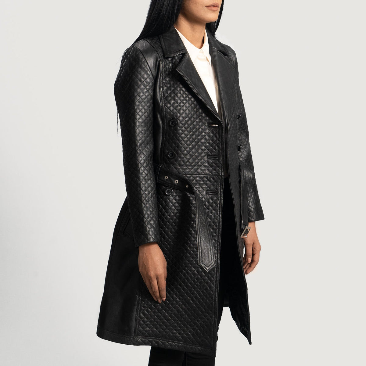 
Black Sheepskin Leather Trench Coat - Вигляд ззаду з ідеальною посадкою по плечах та рівним подолом