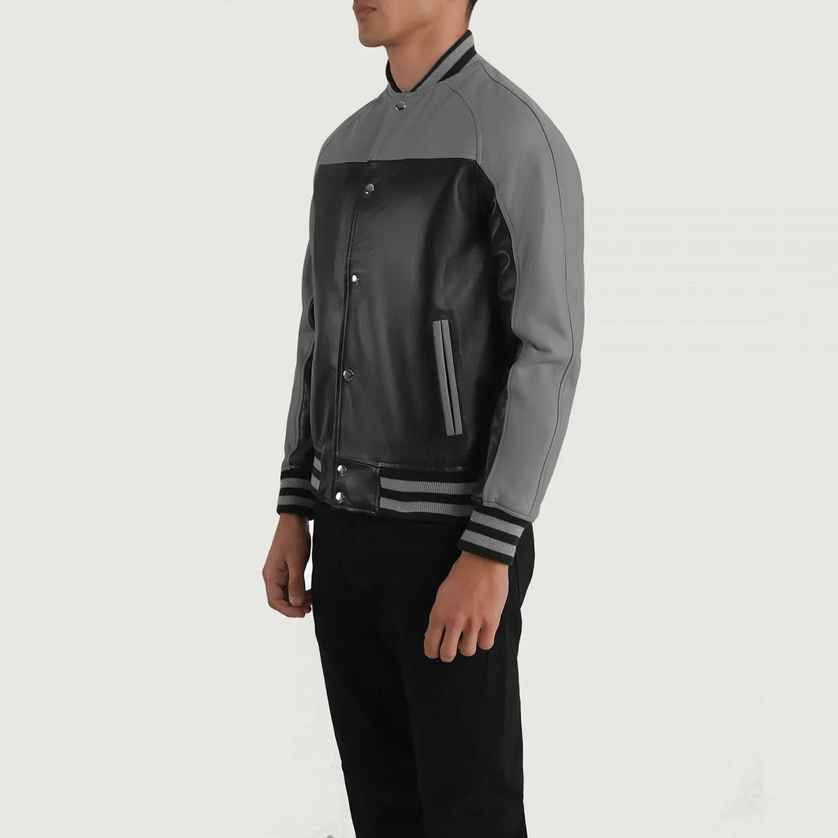 
Black & Red Sheepskin Leather Varsity Jacket - Вигляд ззаду з ідеальною посадкою по плечах та рівним подолом