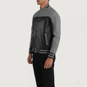 
Black & Red Sheepskin Leather Varsity Jacket - Вигляд ззаду з ідеальною посадкою по плечах та рівним подолом