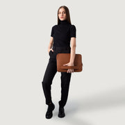 
Brown Full-Grain leather Goods - Вигляд ззаду з ідеальною посадкою по плечах та рівним подолом