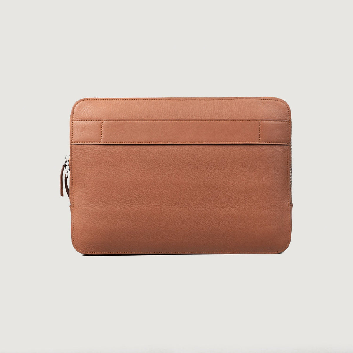 
The Baxter Brown Leather Laptop Sleeve For Men & Women - Вигляд збоку з ергономічним кроєм рукава