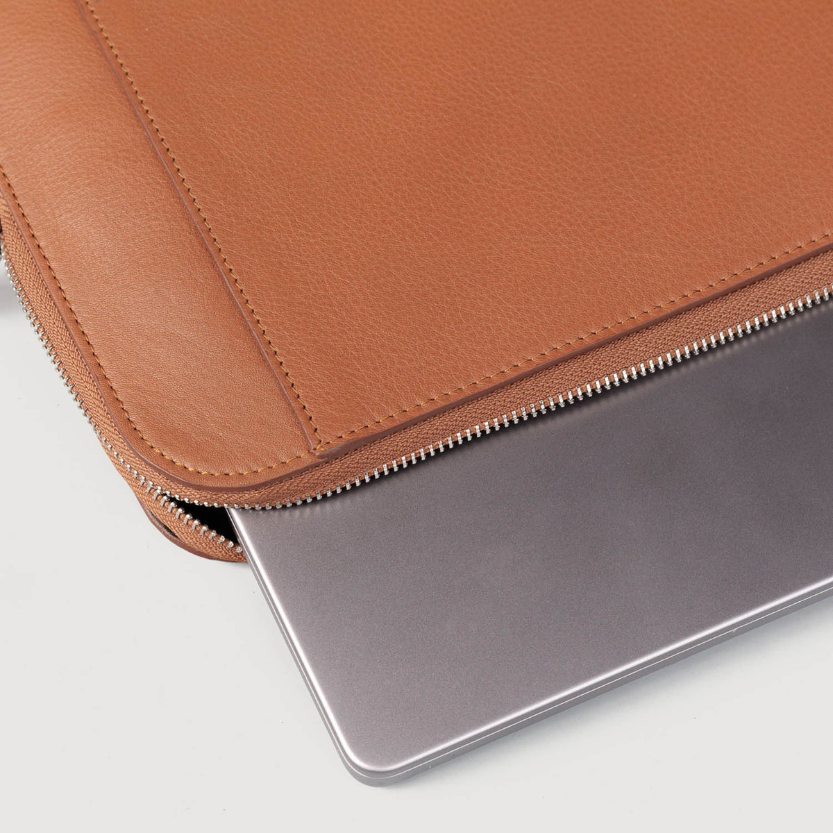 
Крупний план деталей of Classic Collar & Heavy-Duty Zipper Hardware on The Baxter Brown Leather Laptop Sleeve For Men & Women