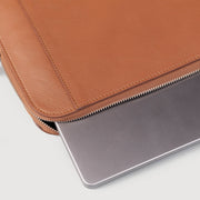 
Крупний план деталей of Classic Collar & Heavy-Duty Zipper Hardware on The Baxter Brown Leather Laptop Sleeve For Men & Women