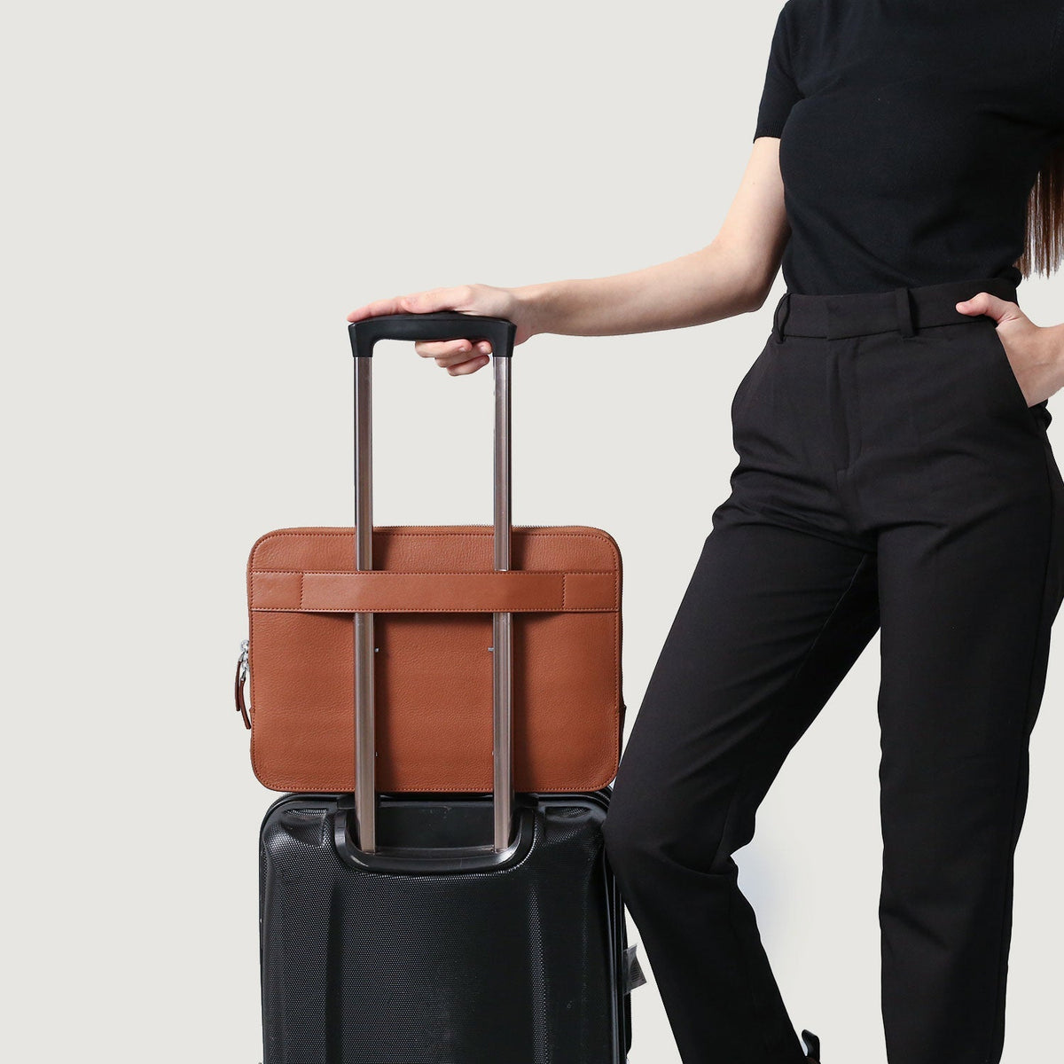 
Як виглядає на людині:  The Baxter Brown Leather Laptop Sleeve For Men & Women на моделі — природне спадання при денному світлі