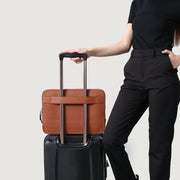 
Як виглядає на людині:  The Baxter Brown Leather Laptop Sleeve For Men & Women на моделі — природне спадання при денному світлі