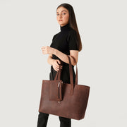 
Distressed Brown Full-Grain leather Bag - Вигляд ззаду з посиленими шкіряними ременями та прострочкою