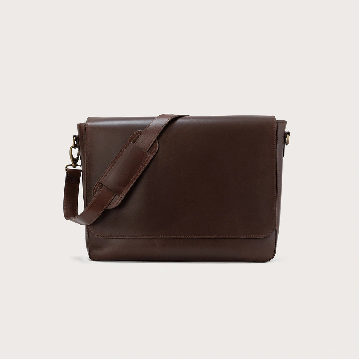 
The Carismatico Vintage Brown Leather Messenger Bag For Men & Women in Vintage Brown Full-Grain Leather - Full Exterior Вигляд спереду та приталений силует | Купити в офіційному онлайн-магазині
