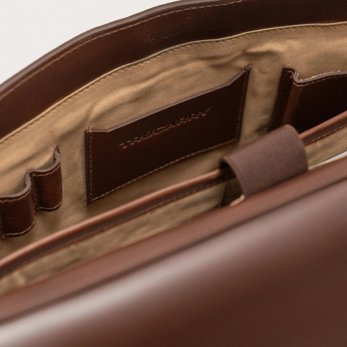 
Вигляд підкладки Showing Dedicated Padded Laptop Sleeve & Multi-Compartment Organization