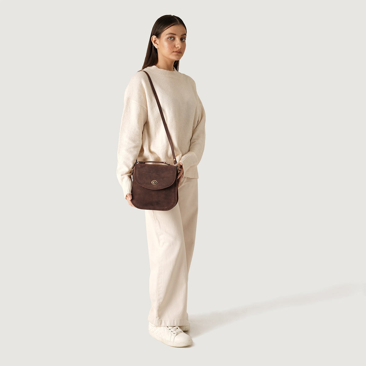 
Distressed Brown Full-Grain leather Bag - Вигляд ззаду з посиленими шкіряними ременями та прострочкою