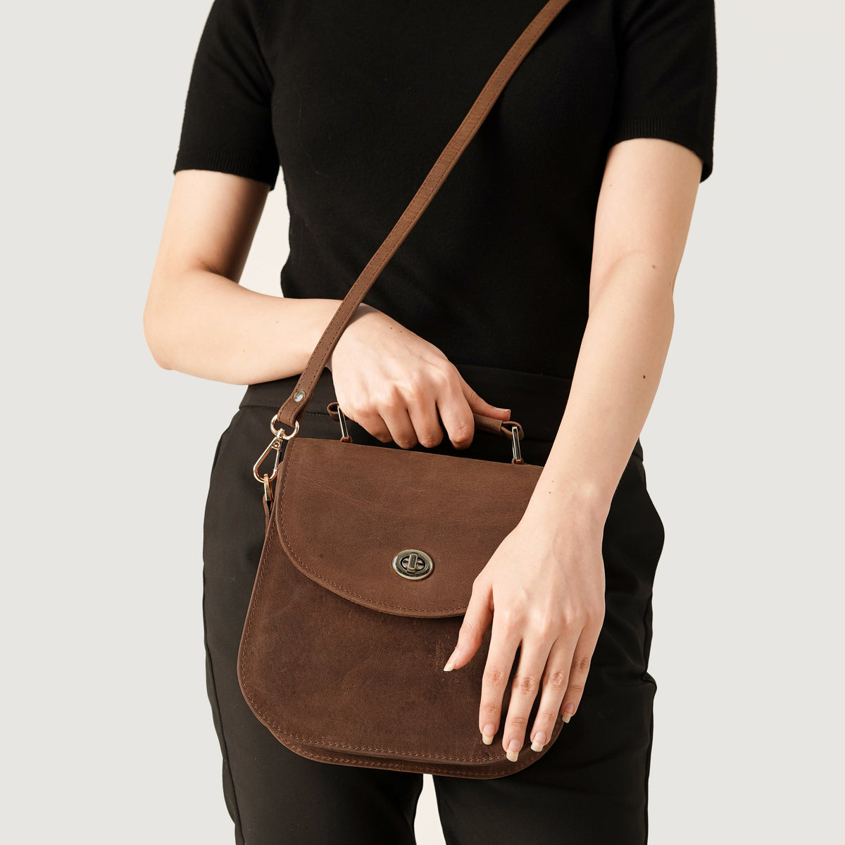 
Solid Antique Brass Hardware & Heavy-Duty Dual Zipper Detail on The Sandra Vintage Рудий Leather Saddle Bag For Women