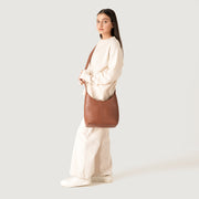 
Brown Full-Grain leather Goods - Вигляд ззаду з ідеальною посадкою по плечах та рівним подолом
