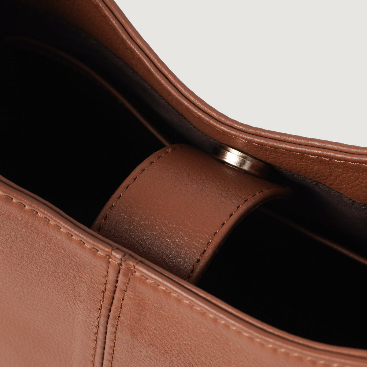 
Як виглядає на людині:  The Stefani Brown Leather Hobo Bag For Women на моделі — природне спадання при денному світлі