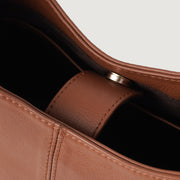
Як виглядає на людині:  The Stefani Brown Leather Hobo Bag For Women на моделі — природне спадання при денному світлі