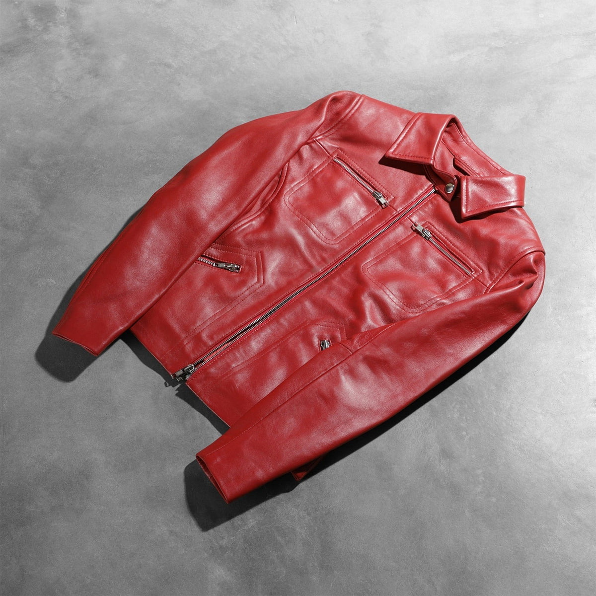 
Як виглядає на людині:  Tomachi Red Leather Jacket на моделі — природне спадання при денному світлі