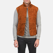 
Tony Коричневий Suede Vest для Чоловіків in Brown Goatskin Suede - Вигляд спереду та приталений силует | Купити в офіційному онлайн-магазині