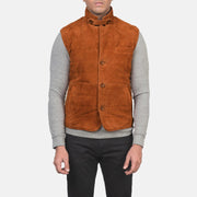 
Крупний план деталей of Notch with removable throat latch & Button Hardware on Tony Коричневий Suede Vest для Чоловіків