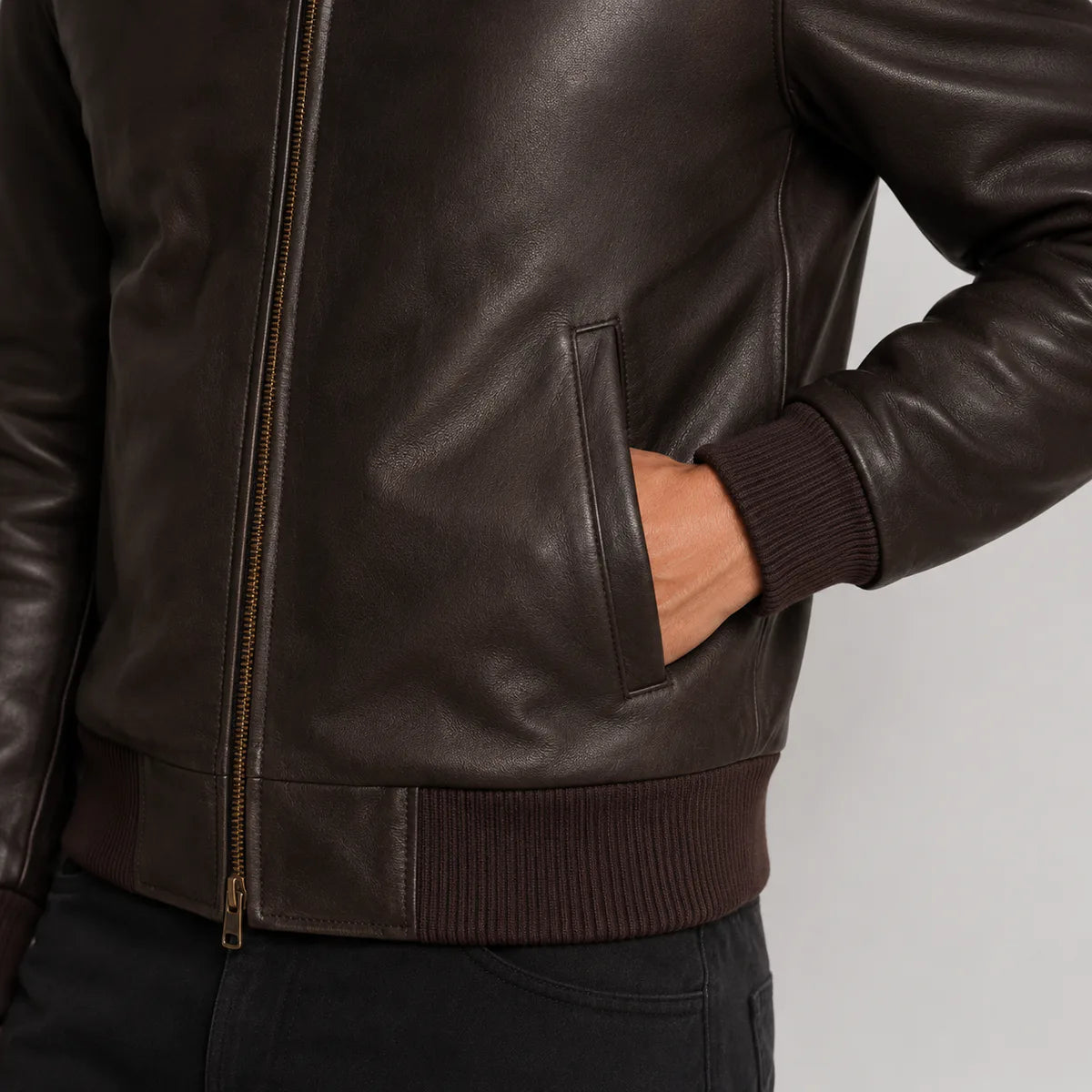 Крупний план деталей of Classic Collar & Heavy-Duty Zipper Hardware on Dark Brown Sheepskin Leather Bomber Jacket